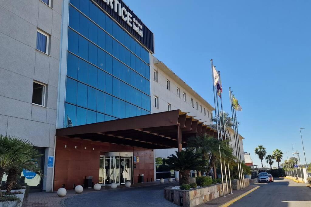 Apartment With Free Parking And Pool Bormujos Bagian luar foto