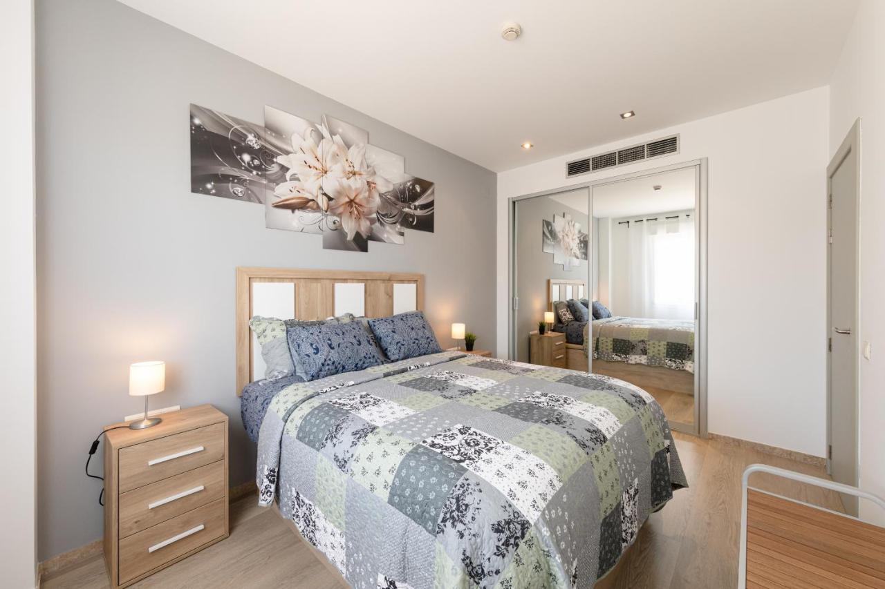 Apartment With Free Parking And Pool Bormujos Bagian luar foto