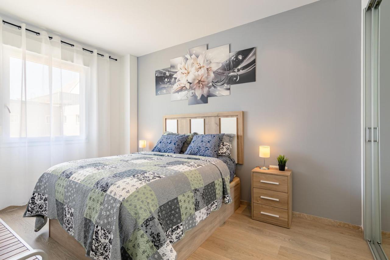 Apartment With Free Parking And Pool Bormujos Bagian luar foto