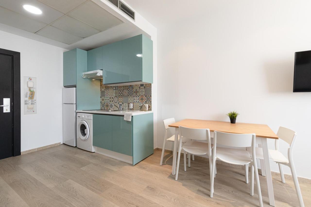 Apartment With Free Parking And Pool Bormujos Bagian luar foto