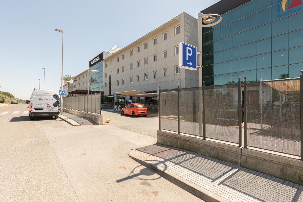 Apartment With Free Parking And Pool Bormujos Bagian luar foto