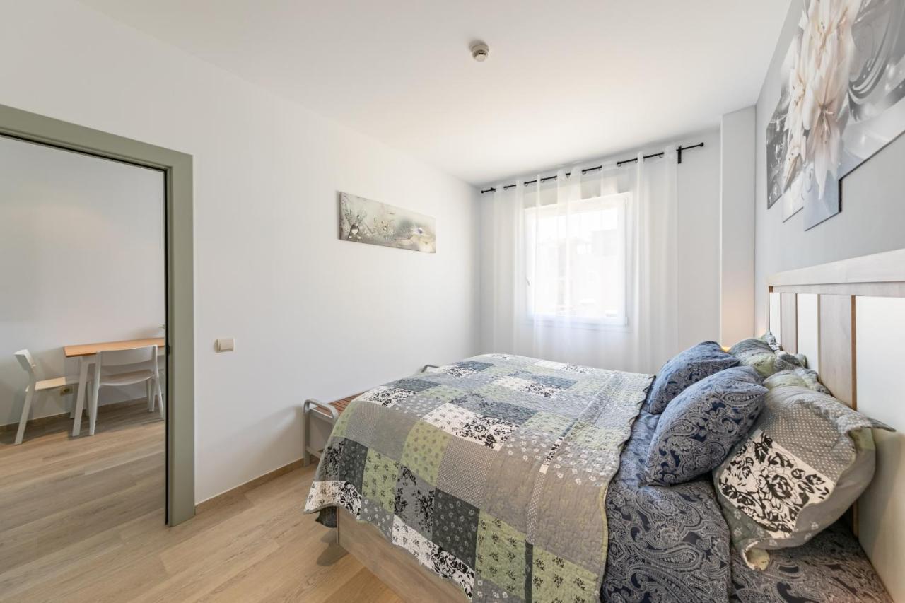 Apartment With Free Parking And Pool Bormujos Bagian luar foto