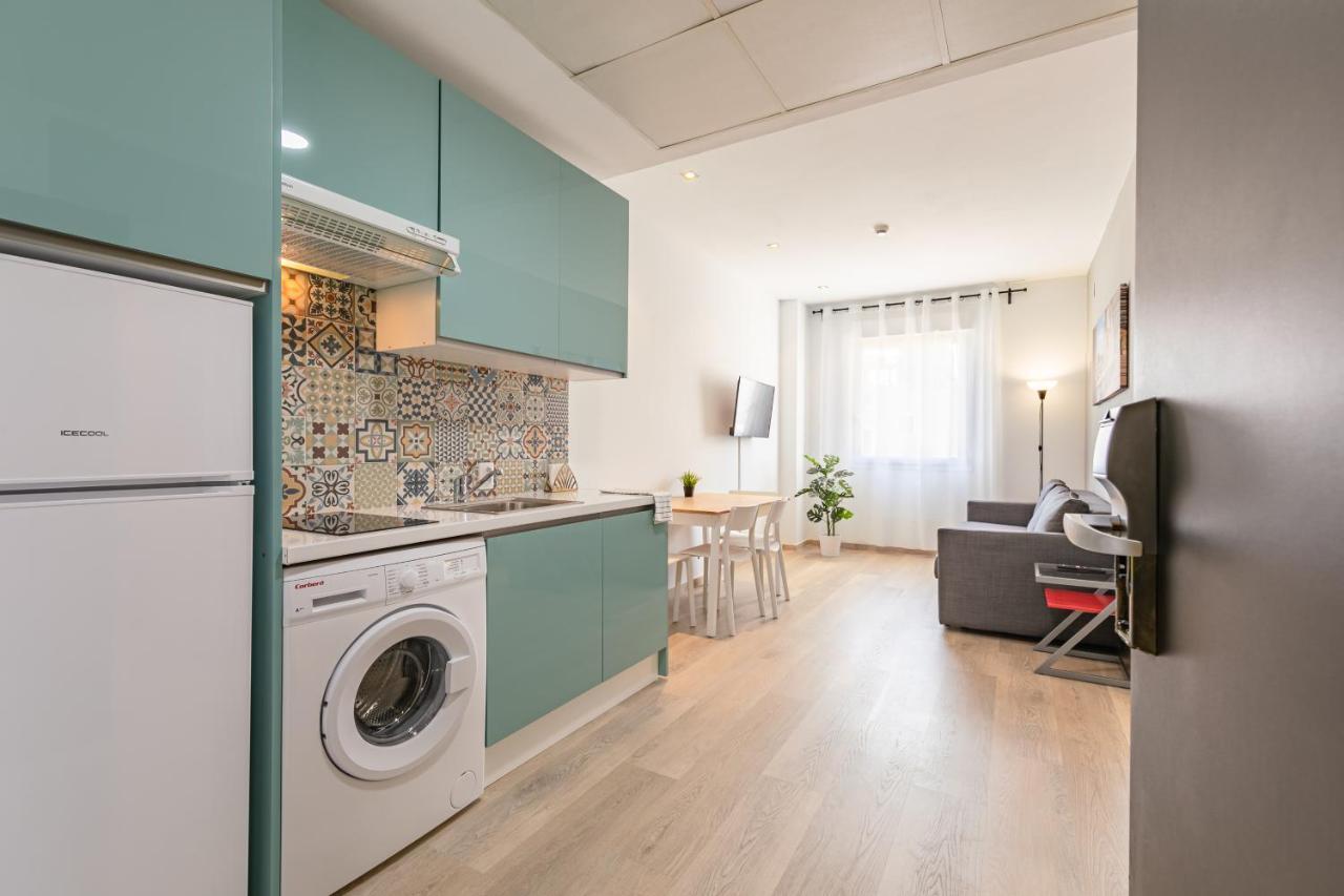 Apartment With Free Parking And Pool Bormujos Bagian luar foto