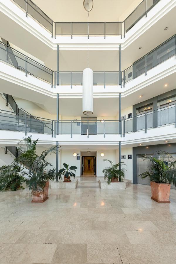 Apartment With Free Parking And Pool Bormujos Bagian luar foto
