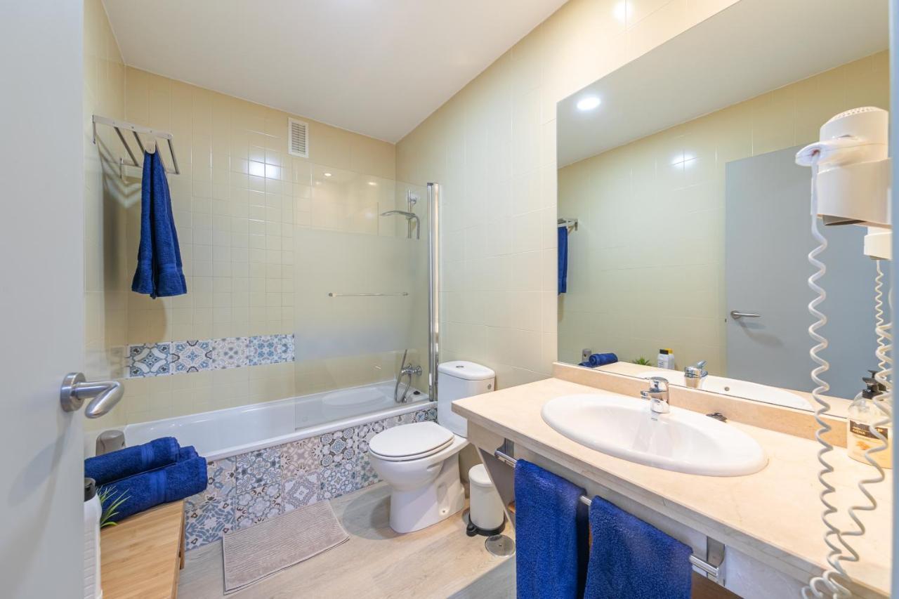 Apartment With Free Parking And Pool Bormujos Bagian luar foto