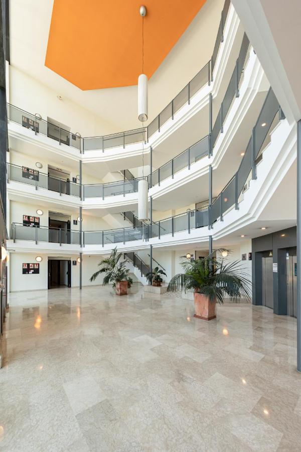 Apartment With Free Parking And Pool Bormujos Bagian luar foto