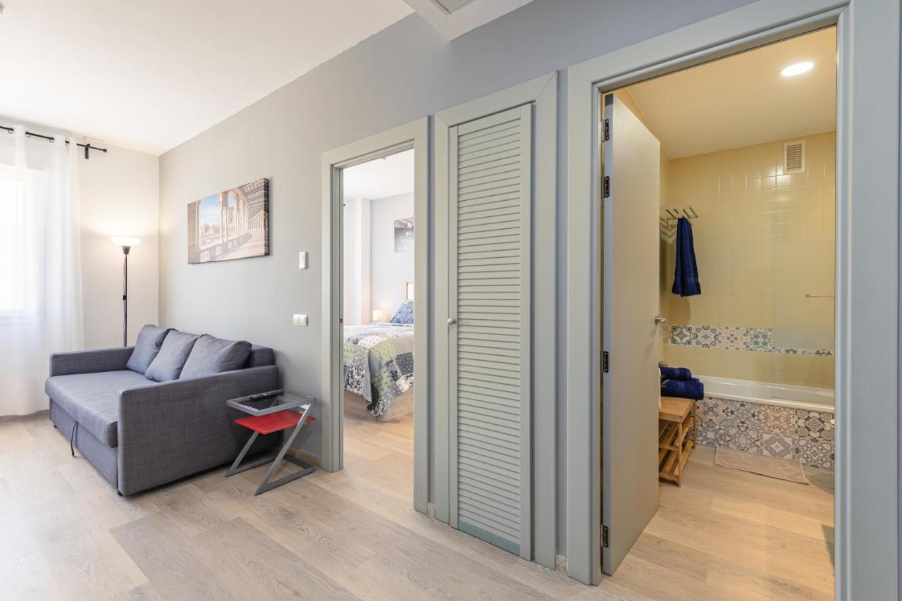 Apartment With Free Parking And Pool Bormujos Bagian luar foto
