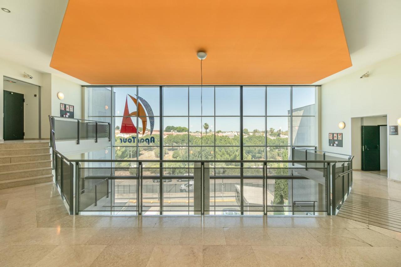 Apartment With Free Parking And Pool Bormujos Bagian luar foto