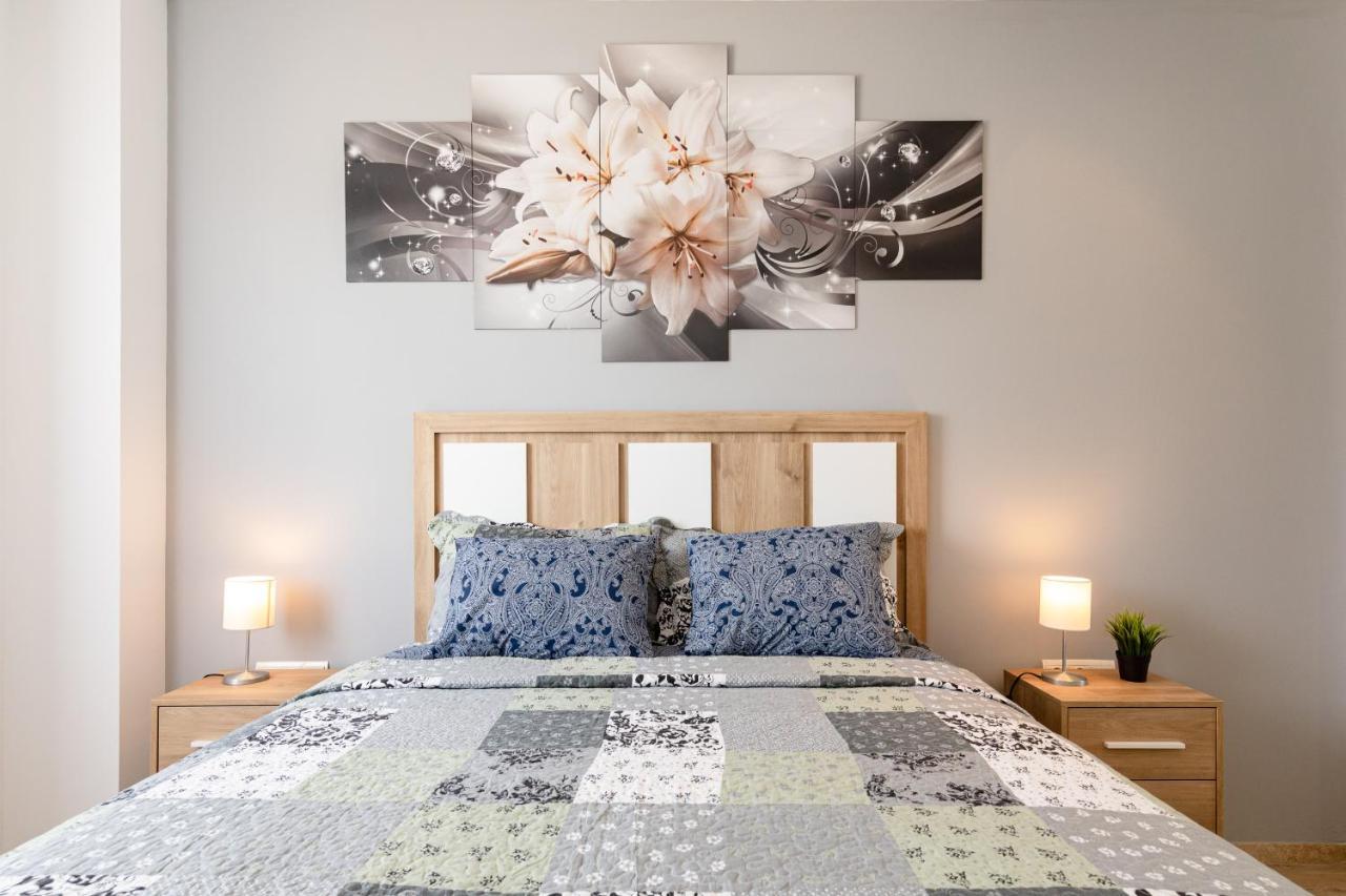 Apartment With Free Parking And Pool Bormujos Bagian luar foto