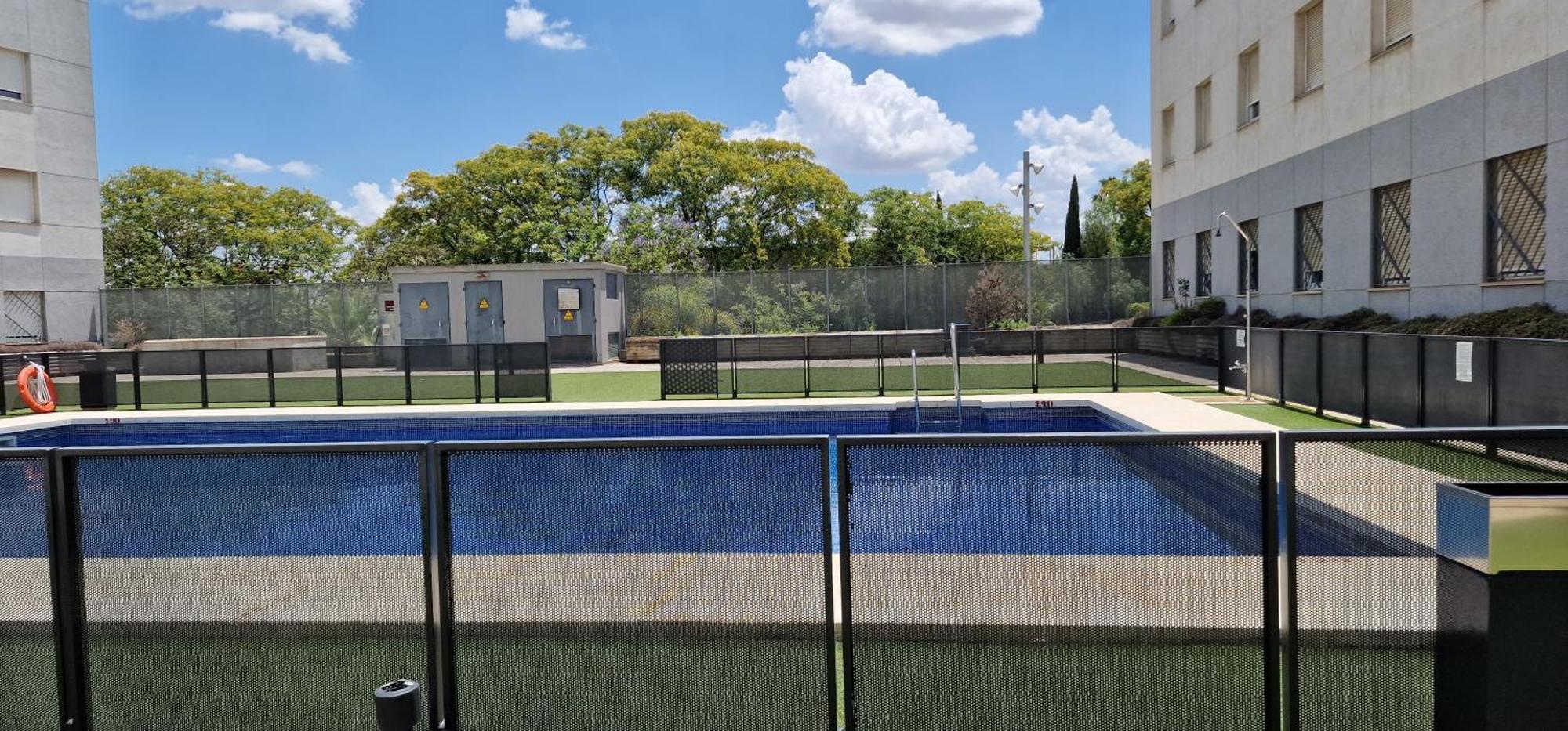 Apartment With Free Parking And Pool Bormujos Bagian luar foto