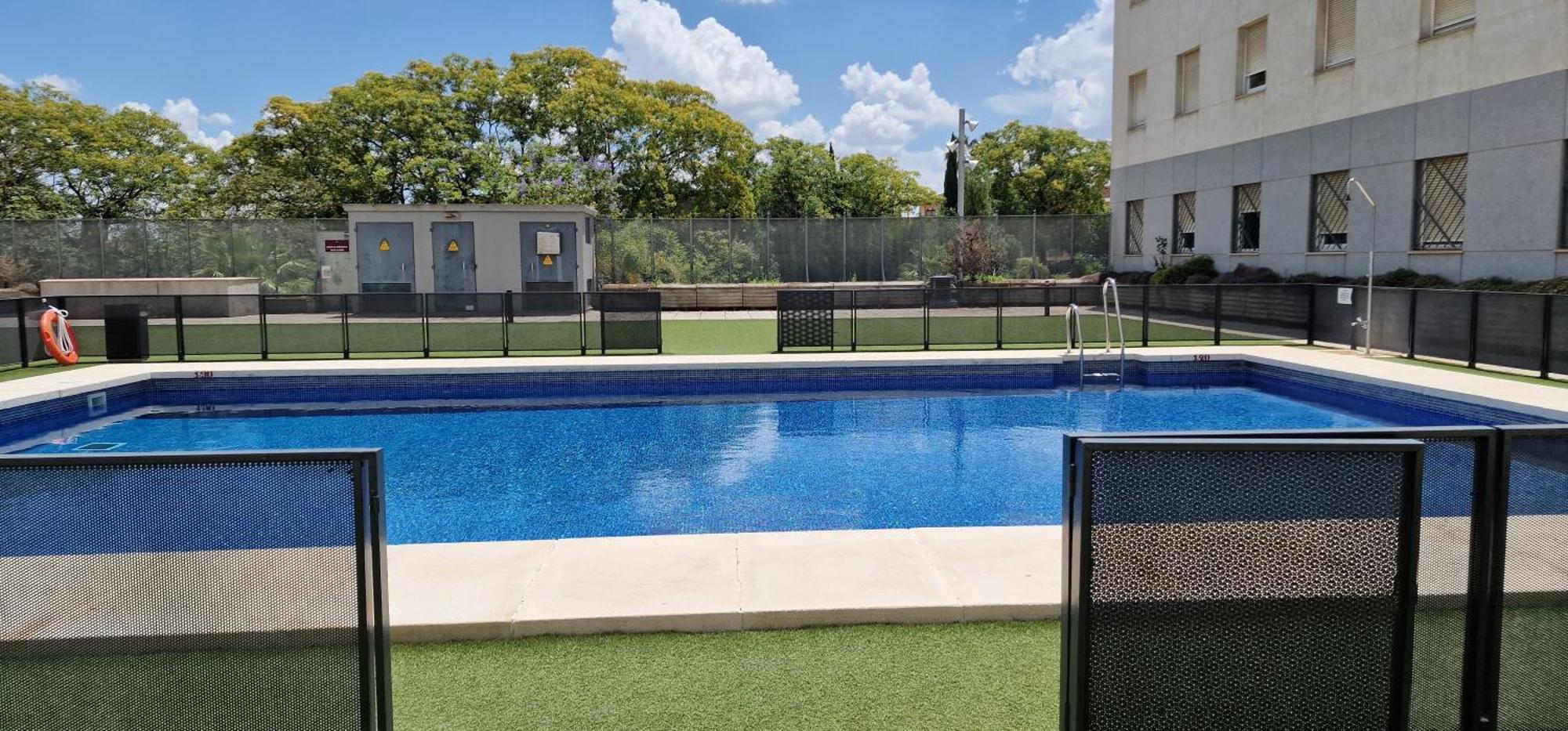 Apartment With Free Parking And Pool Bormujos Bagian luar foto