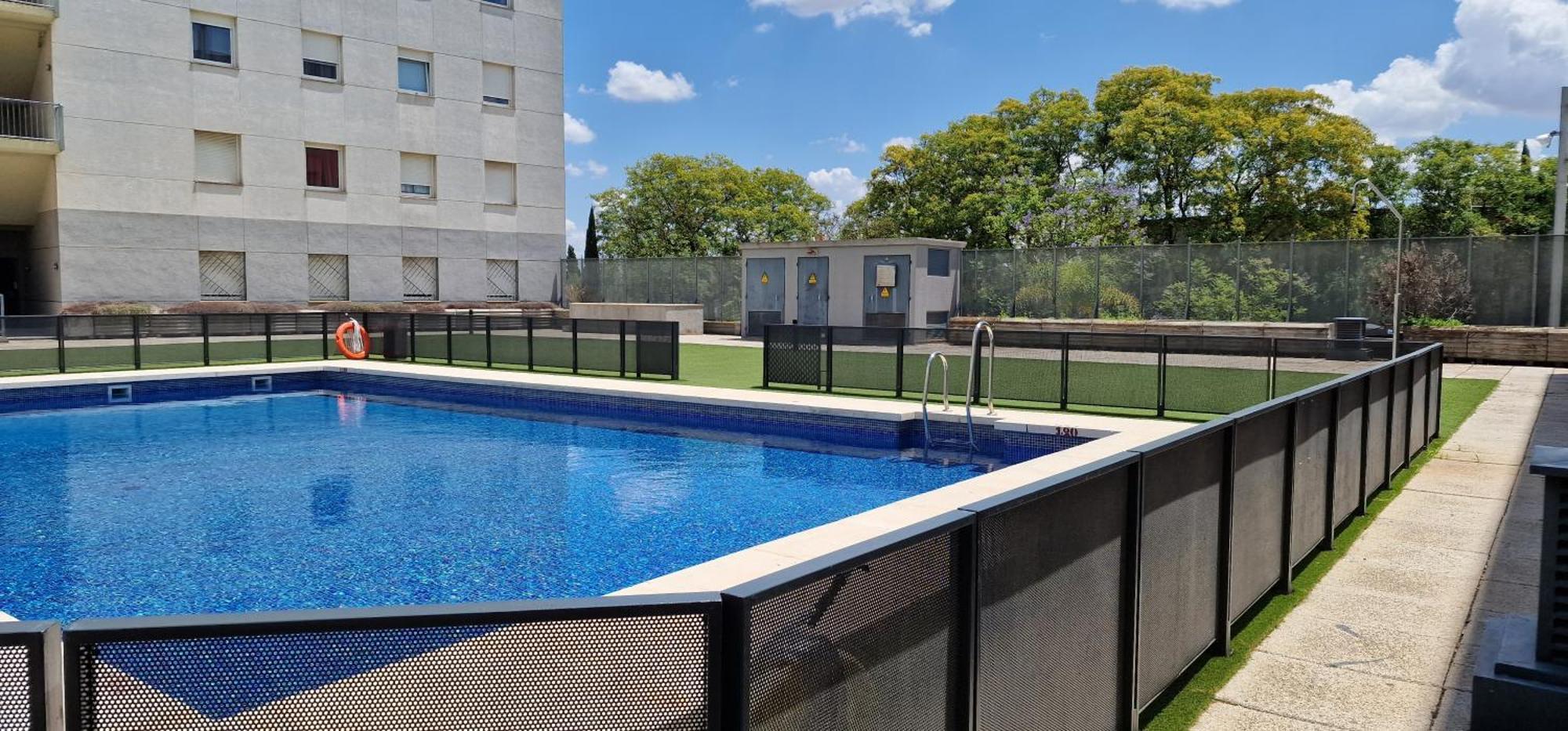 Apartment With Free Parking And Pool Bormujos Bagian luar foto